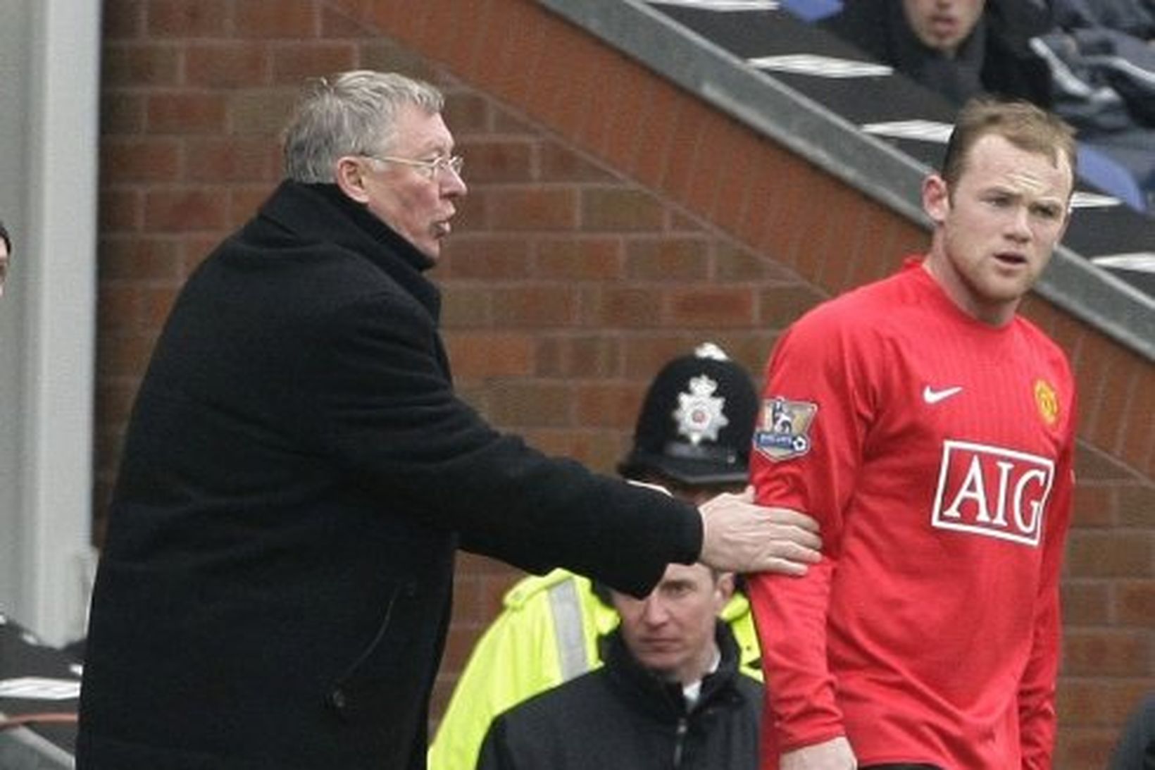 Alex Ferguson gefur Wayne Rooney fyrirmæli í leiknum í dag.