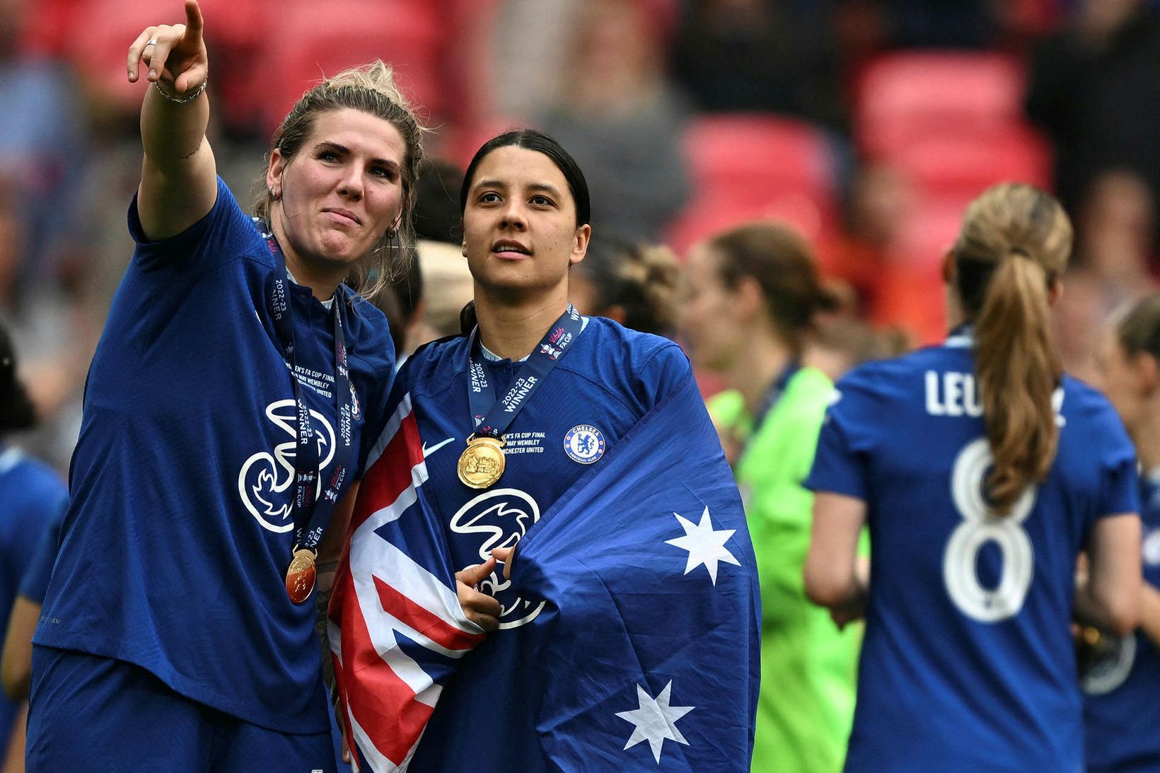 Millie Bright (t.v.) verður fyrirliði Englands á HM.