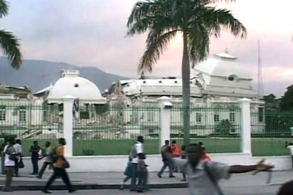 Forsetahöllin í Port-au-Prince hrundi.