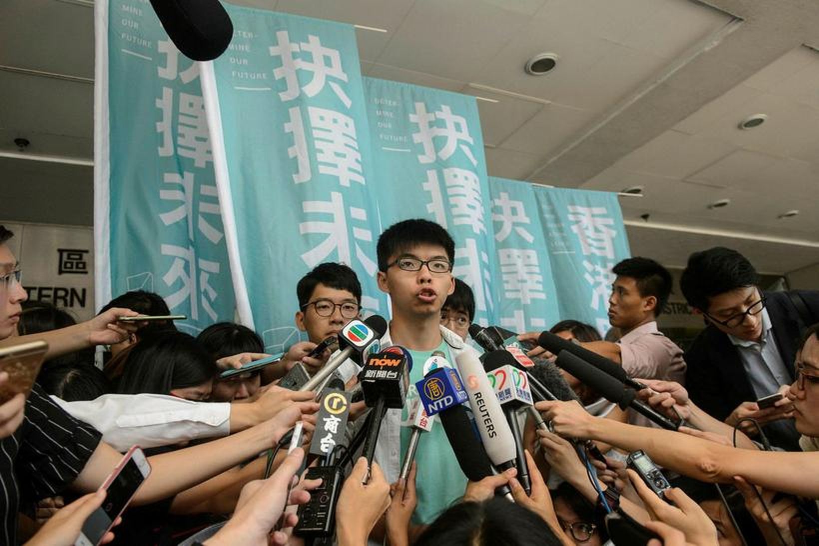 Joshua Wong ræðir við fjölmiðla.