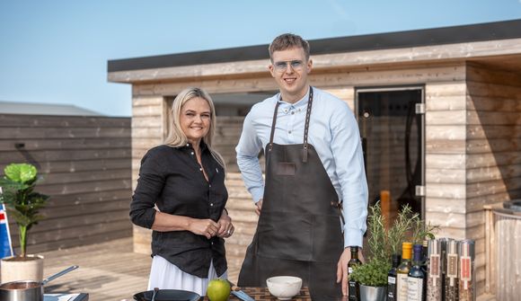 Sjáðu hvernig Ísak grillar og sker tomahawk-steikina
