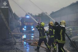 Slökkviliðsmenn reyna að slökkva eld í Lutsk-borg eftir árásirnar í nótt.
