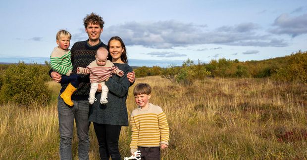 Egill Bjarnason og Sigrún Björg Aðalgeirsdóttir ásamt börnum sínum þremur, Frey, Unu og Val.