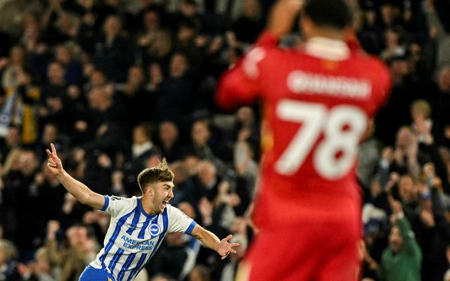 Jack Hinshelwood fagnar eftir að hafa komið Brighton í stöðuna 3:2 gegn Liverpool í kvöld.