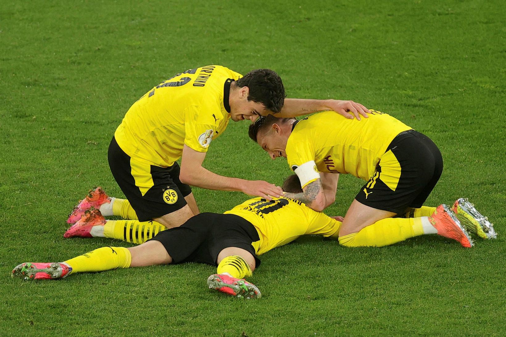 Leikmenn Borussia Dortmund fagna einu af fimm mörkum sínum í …