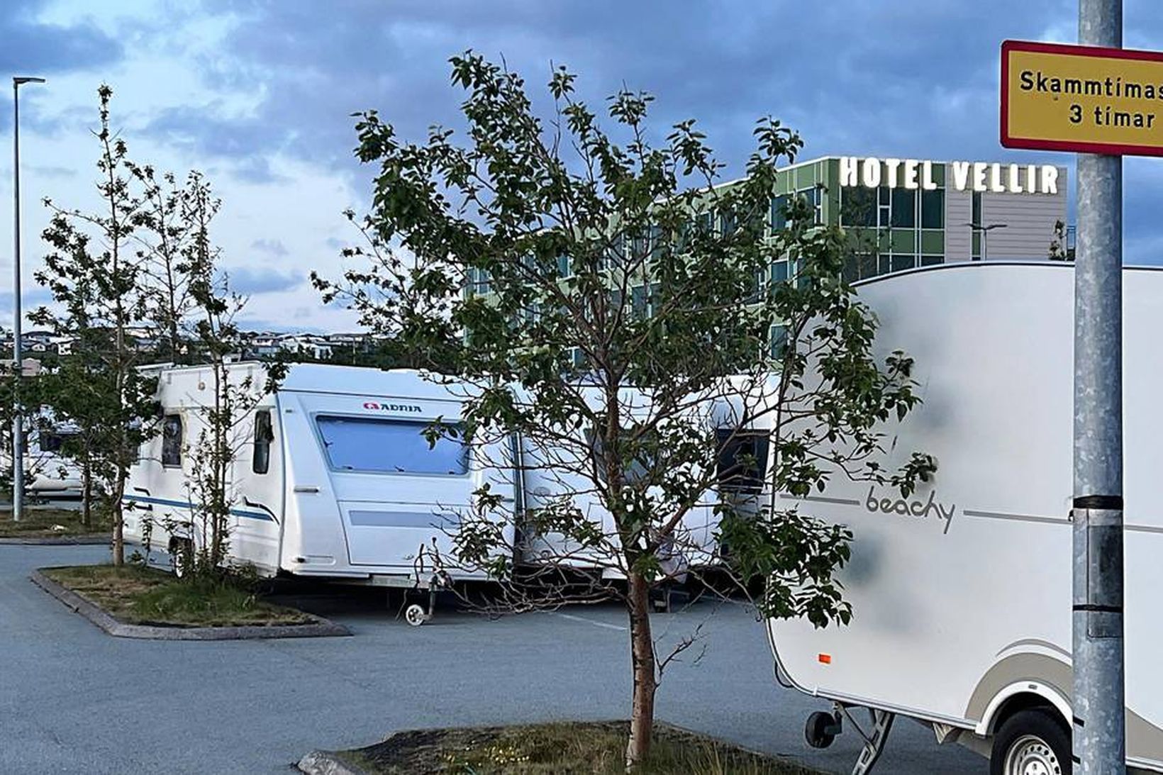 Enginn virðist virða hámarkstímann á bílastæðinu.