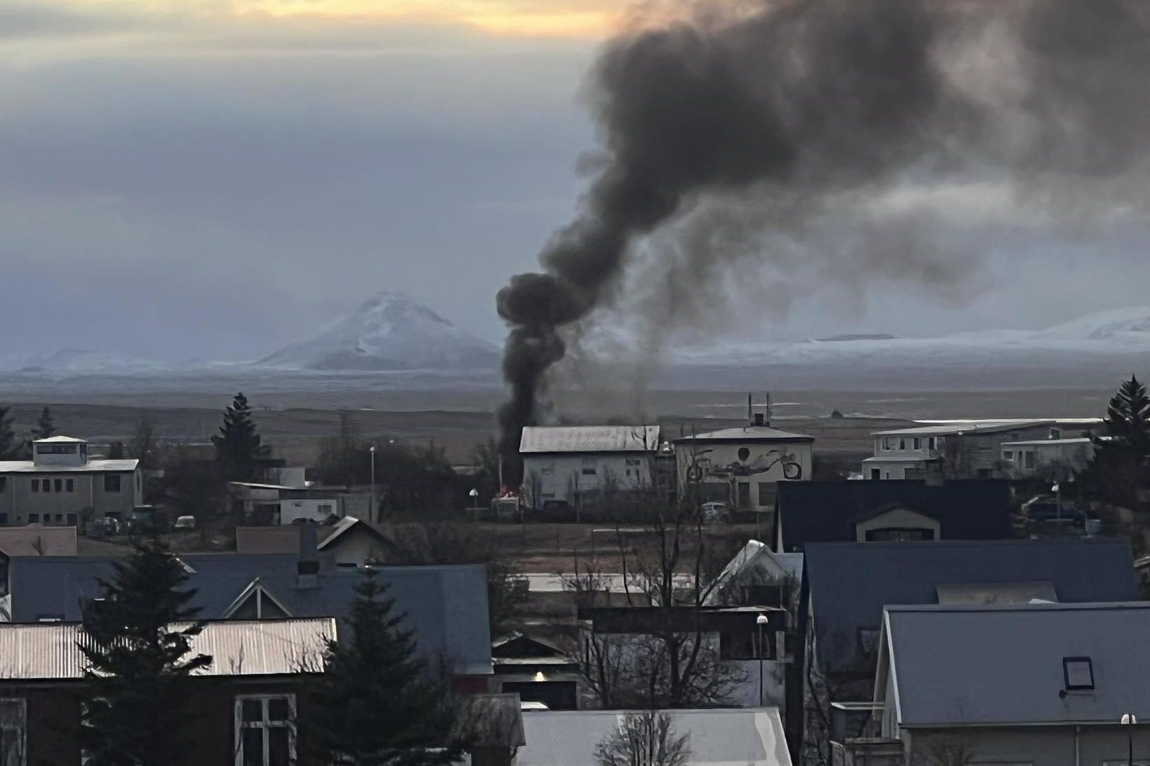 Mikill reykur sést við Reykjavíkurflugvöll.