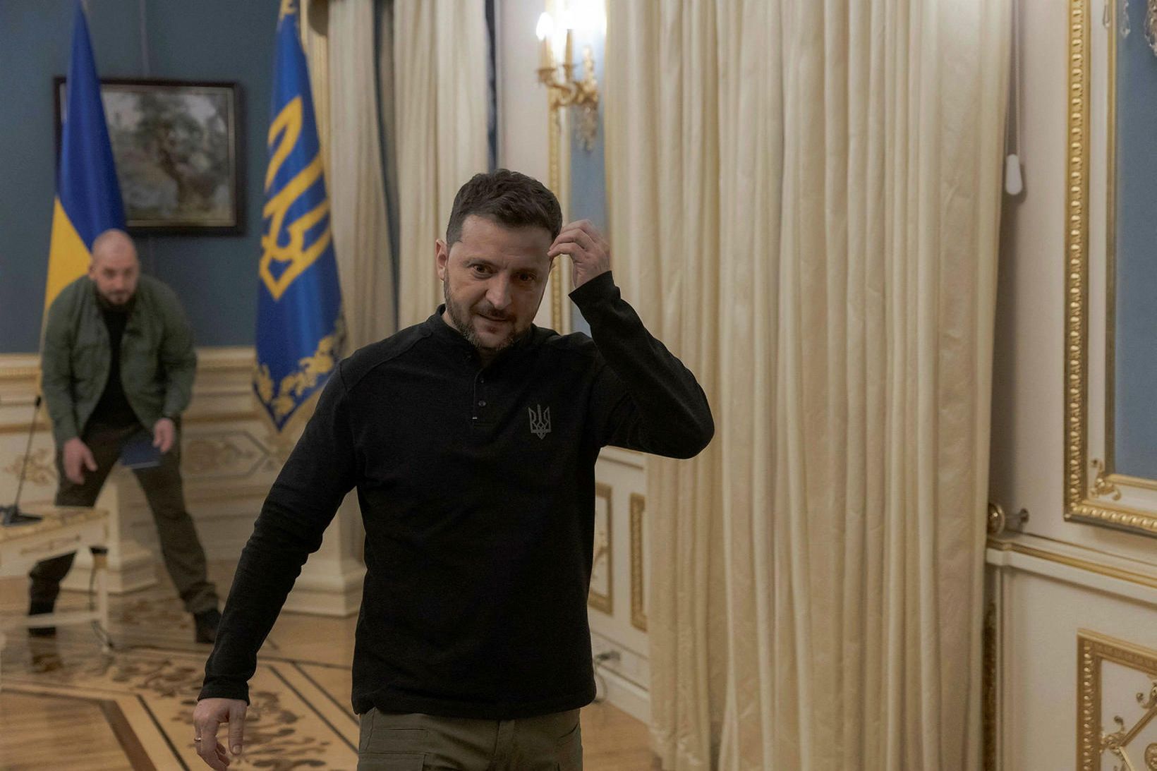 Volodimír Selenskí að lokum blaðamannafundar í Kænugarði í gær.
