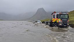Vegurinn á kafi: Tugum ferðamanna komið til hjálpar