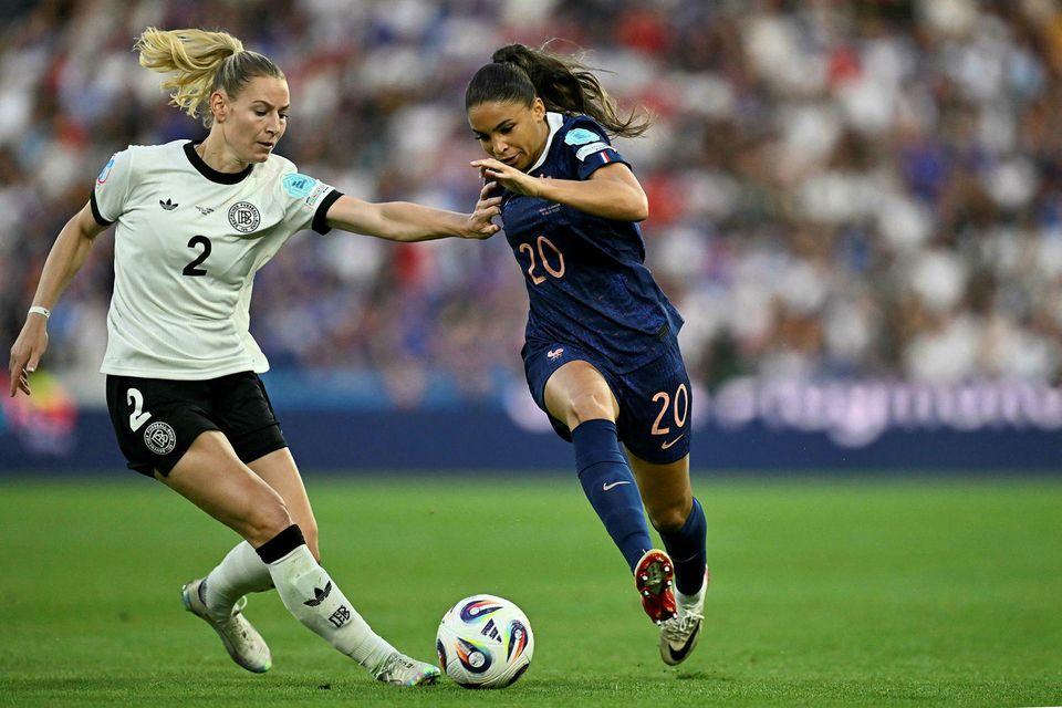 Hin þýska Sarai Linder í baráttunni við Frakkann Delphine Cascarino.