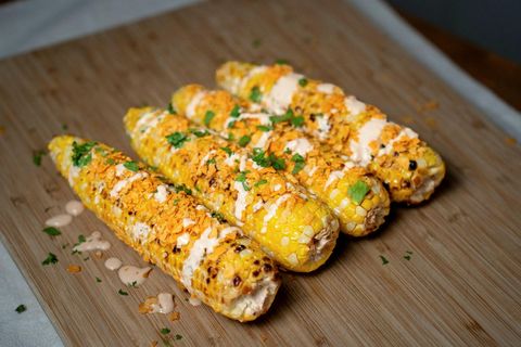Grillaður maís með Pringles snakki sem á eftir að slá í gegn í næsta grillpartíi.