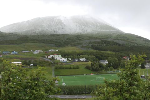Húsavíkurfjall var grátt niður í miðjar hlíðar í morgun.
