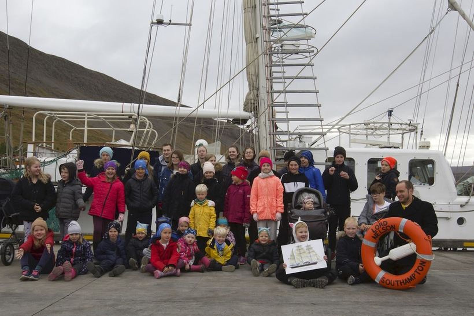 Hópur nemenda við Grunnskóla Tálknafjarðar, sem skoðaði skipið, ásamt skipstjóranum, …