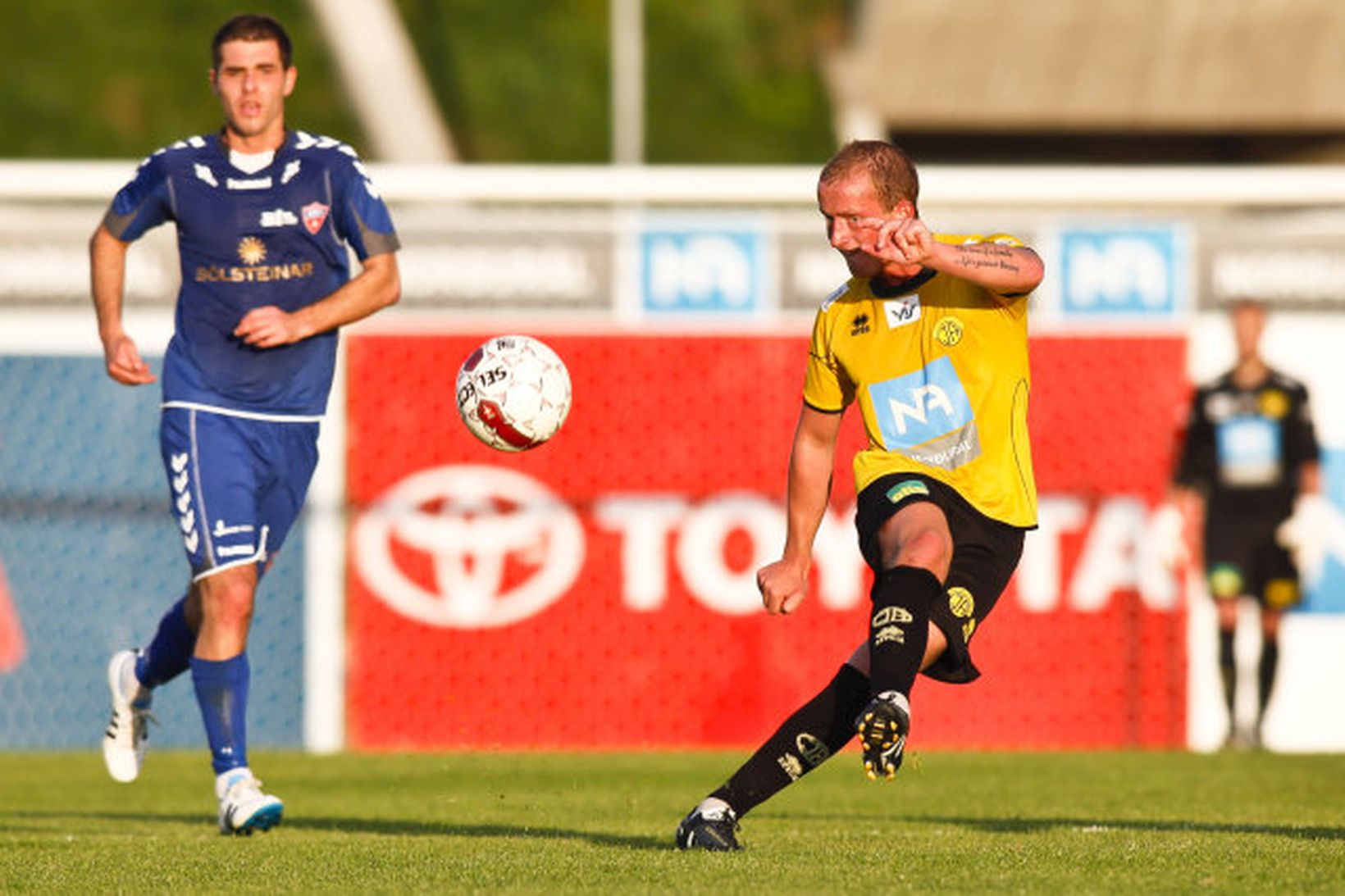 Skagamenn tóku við bikarnum eftir sigurinn á KA.