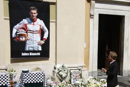 Nico Rosberg mætir til útfararinnar í Nice. Tvær stórar myndir af Bianchi hengu á kirkjuveggnum …