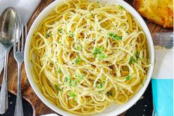 Spaghettí með þremur innihaldsefnum borið fram með hvítlauksostabrauðið.