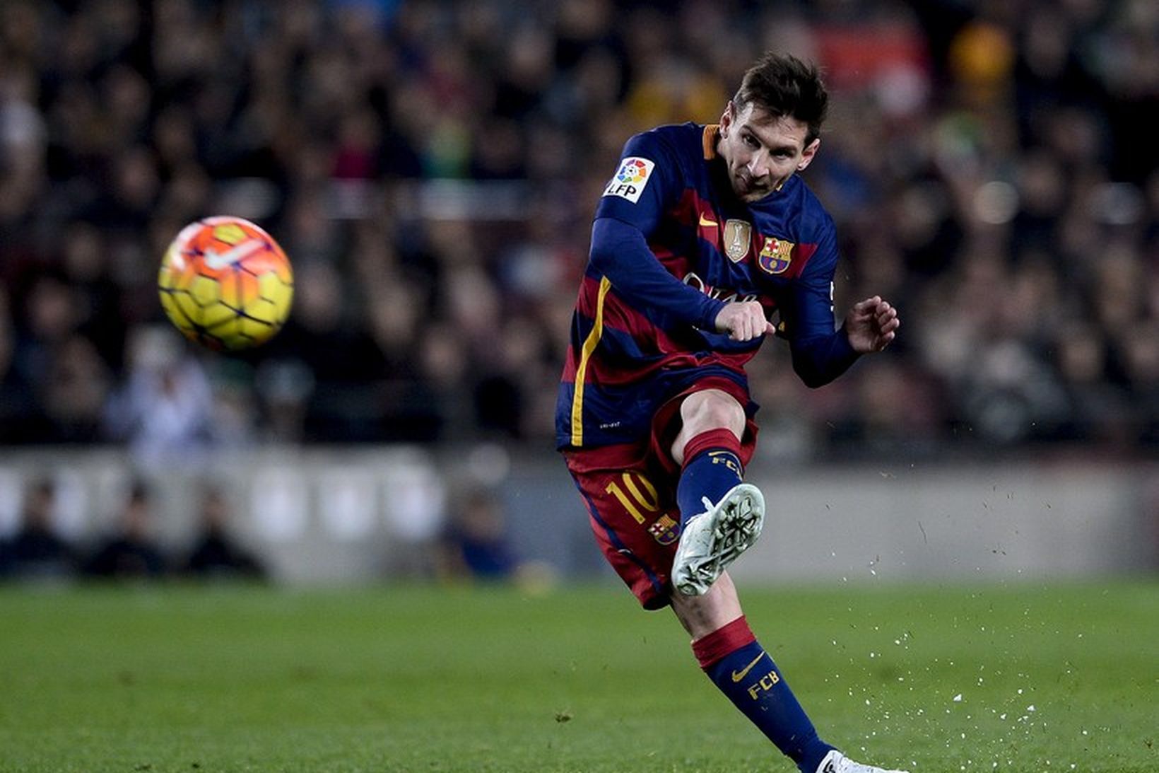 Lionel Messi tekur aukaspyrnu í leiknum í gær.
