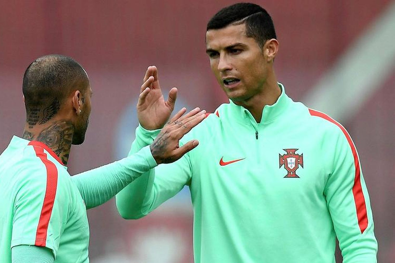 Cristiano Ronaldo og Ricardo Quaresma ræða málin á æfingu portúgalska …