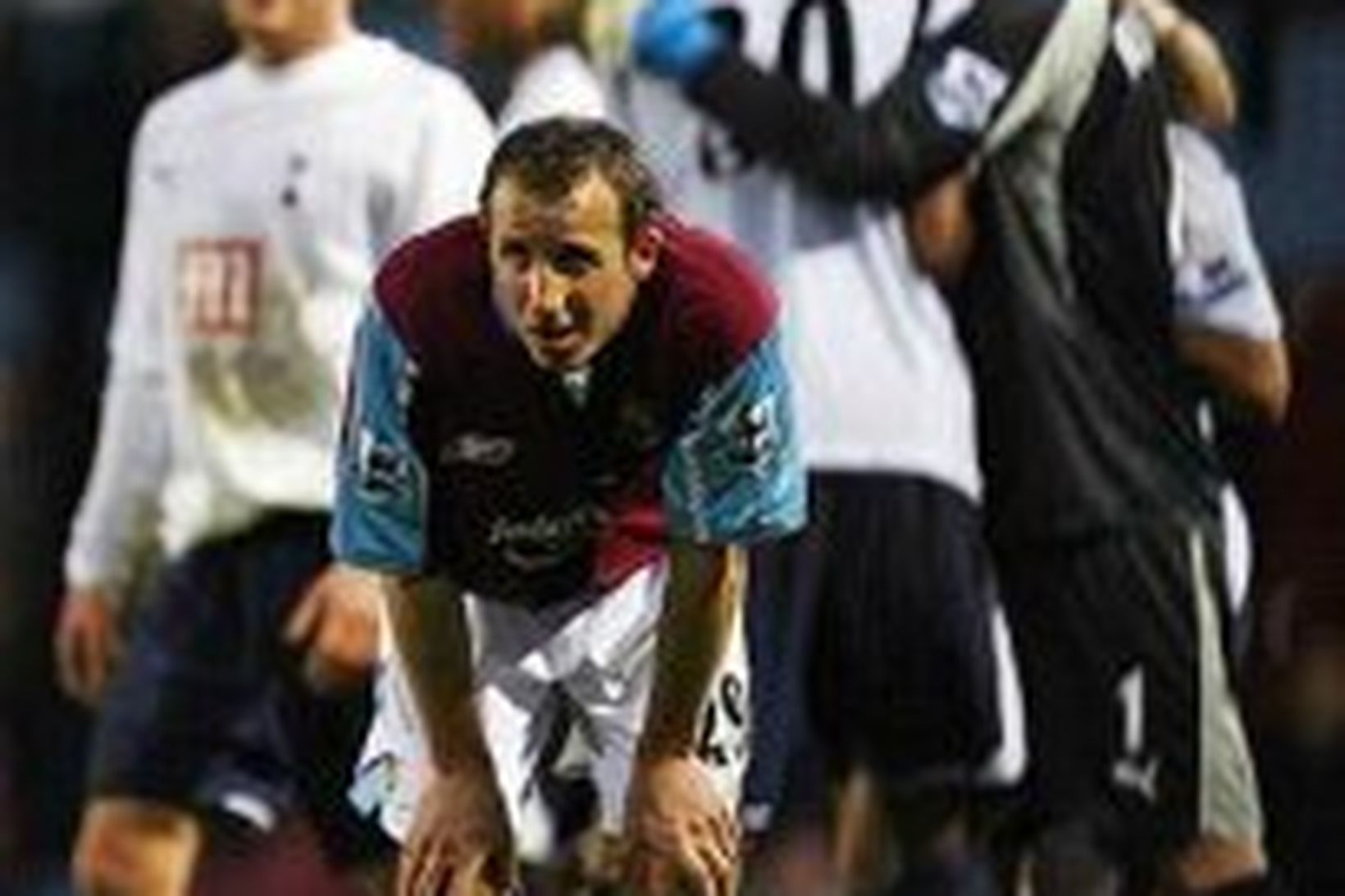 Lee Bowyer leikmaður West ham niðurlútur eftir tapleikinn gegn Tottenham …