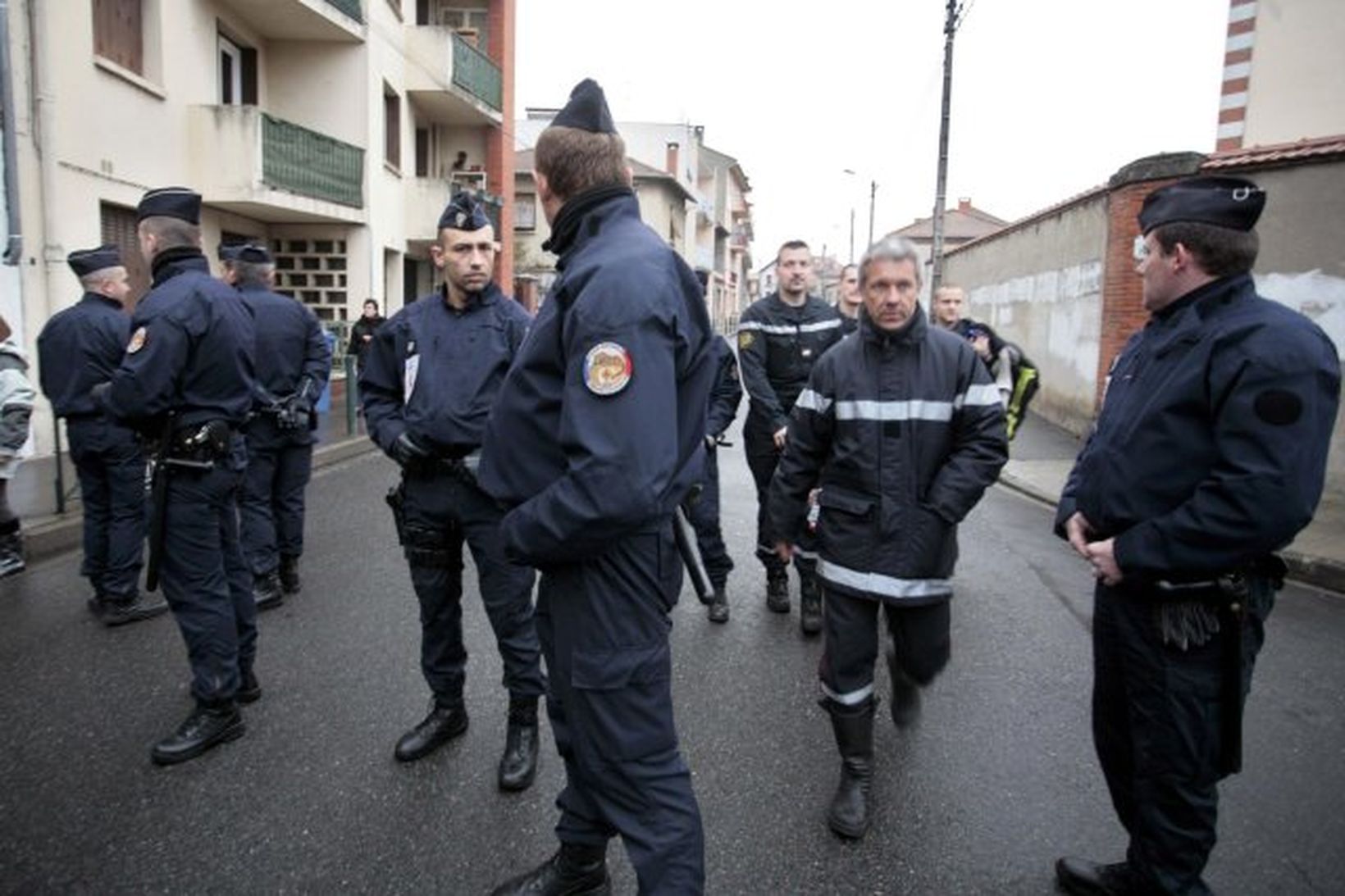 Lögreglan við íbúð árásarmannsins í Toulouse í Frakklandi.