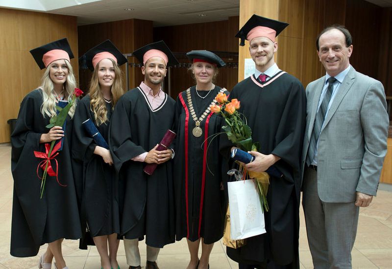 Students graduating last spring from left:  Erna Markúsdóttir, Þórdís Magnúsdóttir, Brynjar Jochumsson, Erika Halasova at the University medical department, Sveinn Rafnar Karlsson and consul Runólfur Oddsson.