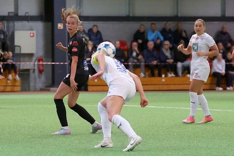 Anna María Baldursdóttir í einkennilegri stellingu með boltann í leiknum gegn Þór/KA á sunnudaginn.
