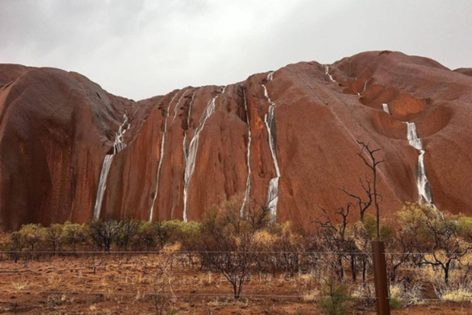 Uluru fjall eftir rigninguna.