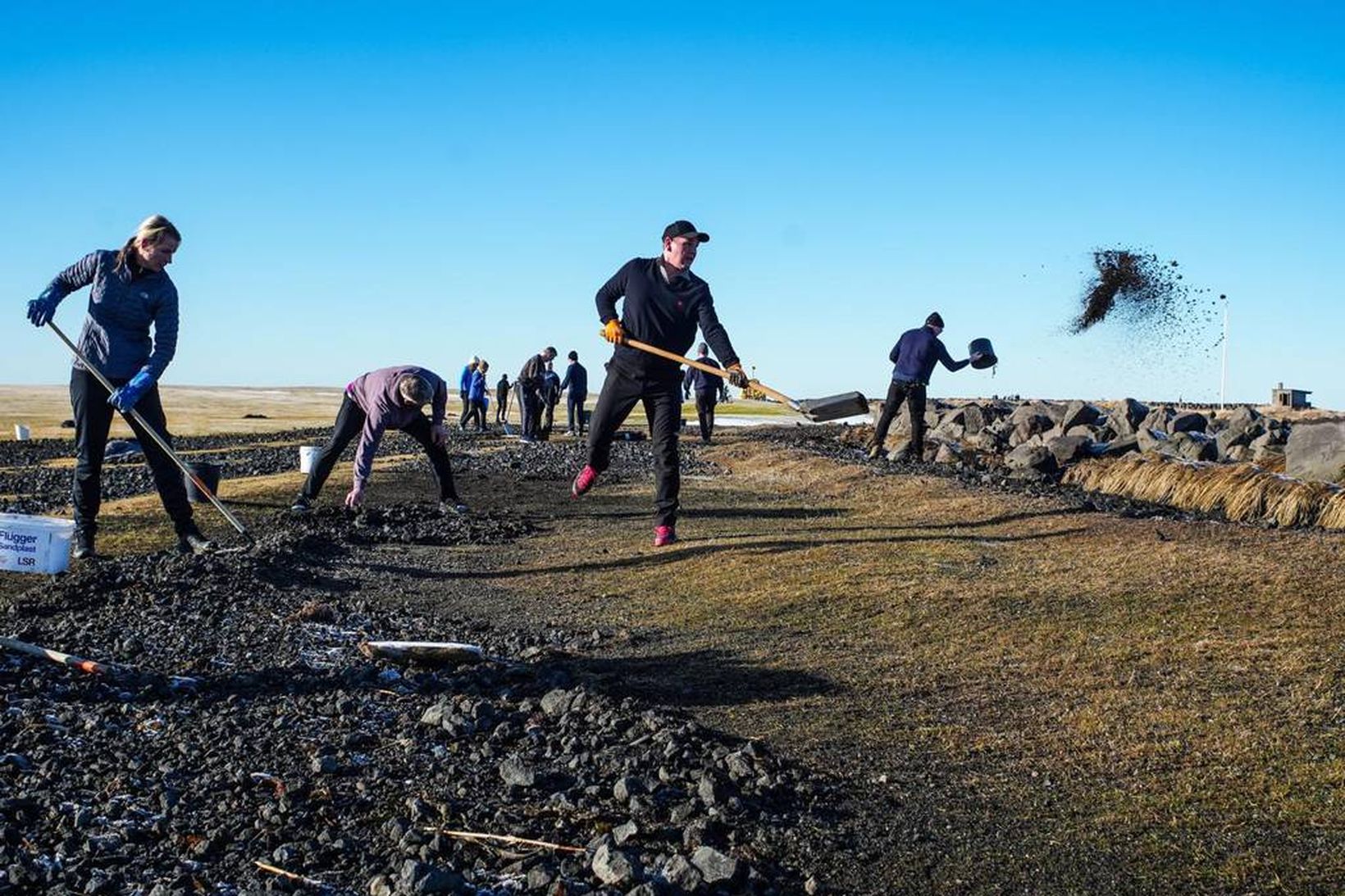 Unnið var að hreinsun golfvallarins á Seltjarnarnesi um helgina.