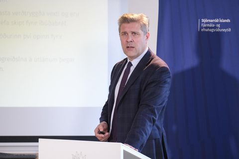Bjarni Benediktsson, the Minister of Finance and Economic Affairs has been in the spotlight after the report on the sale of Íslandsbanki was published yesterday.