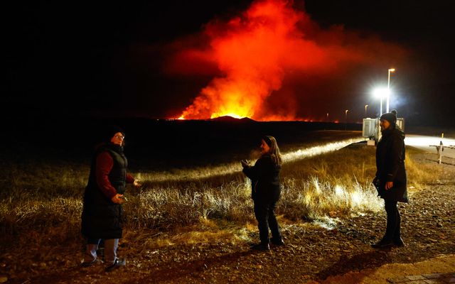 Ferðamenn skoða eldgosið við lokunarpóst hjá Grindavíkurvegi í gær.