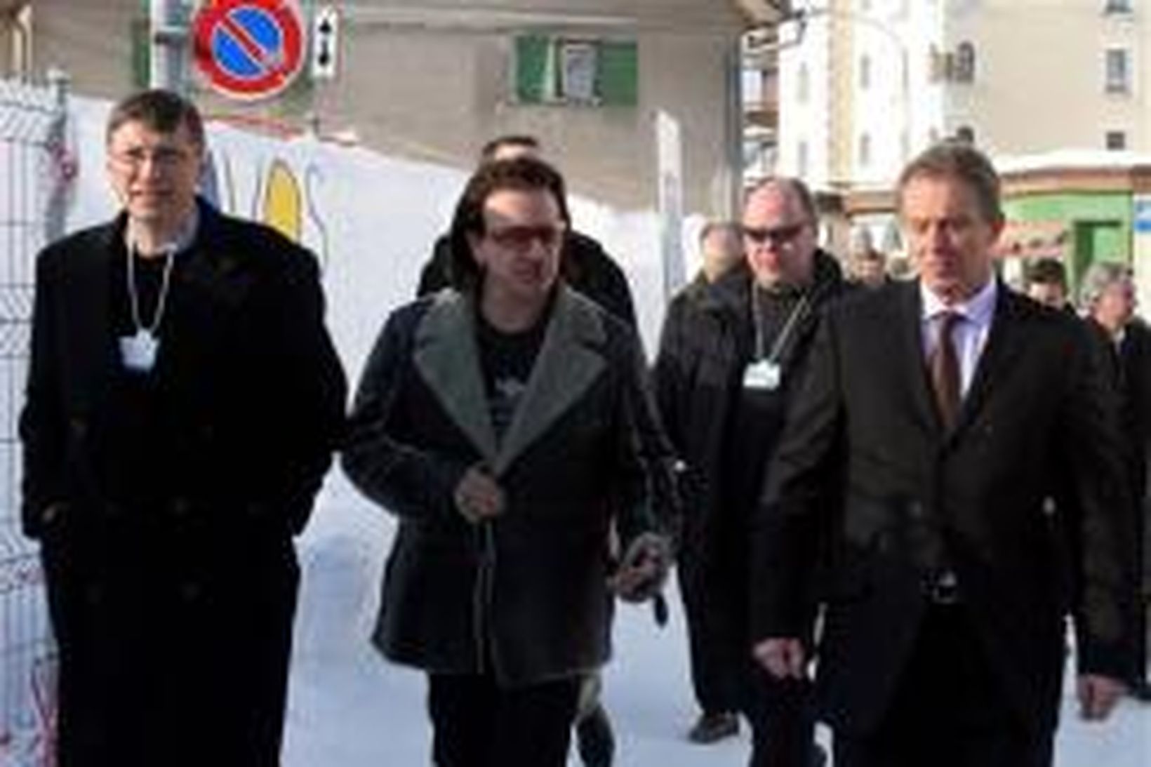 Bill Gates, Bono og Tony Blair á gangi í Davos …