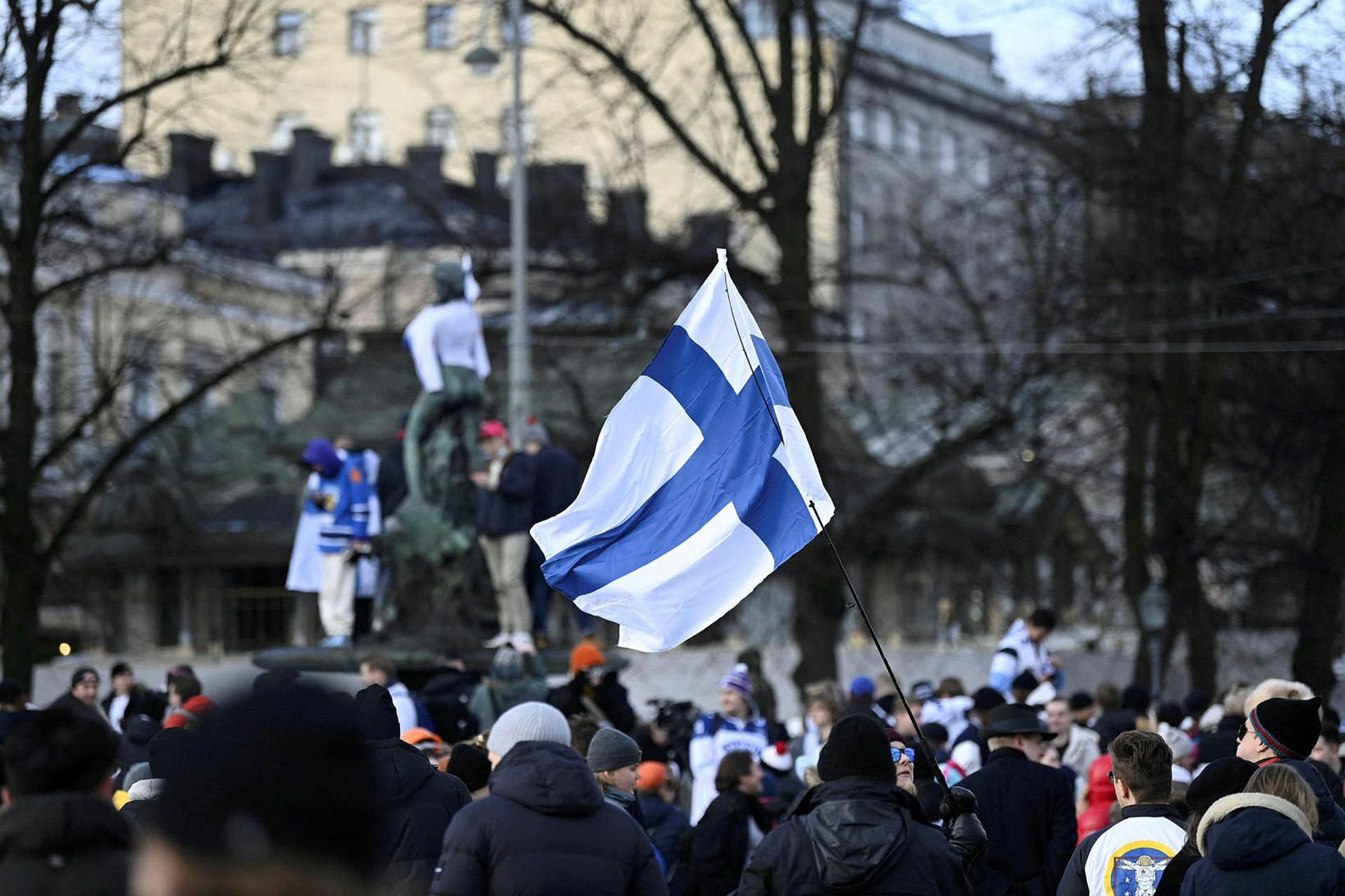 Finnar fagna sigri á Rússum í úrslitaleik íshokkíkeppni karla á …