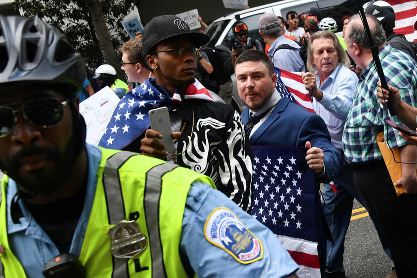 Jason Kessler, skipuleggjandi fjöldafundarins í lögreglufylgd.