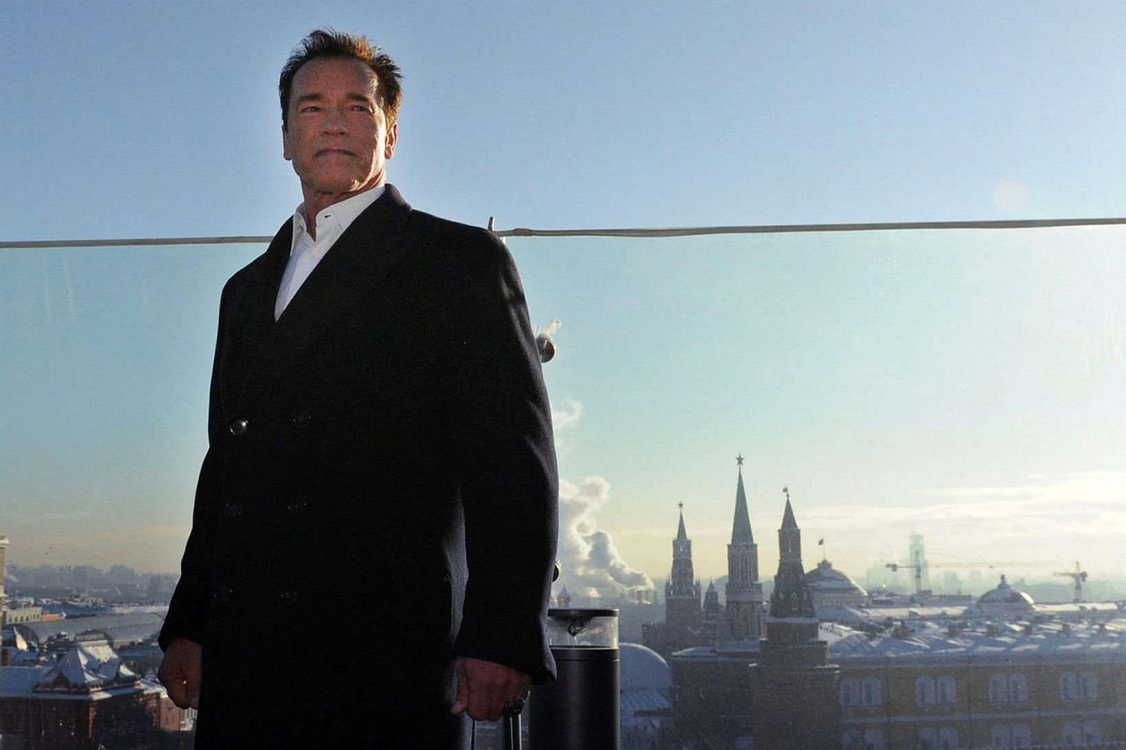 Arnold Schwarzenegger og rauða torgið í Moskvu í baksýn. Myndin …