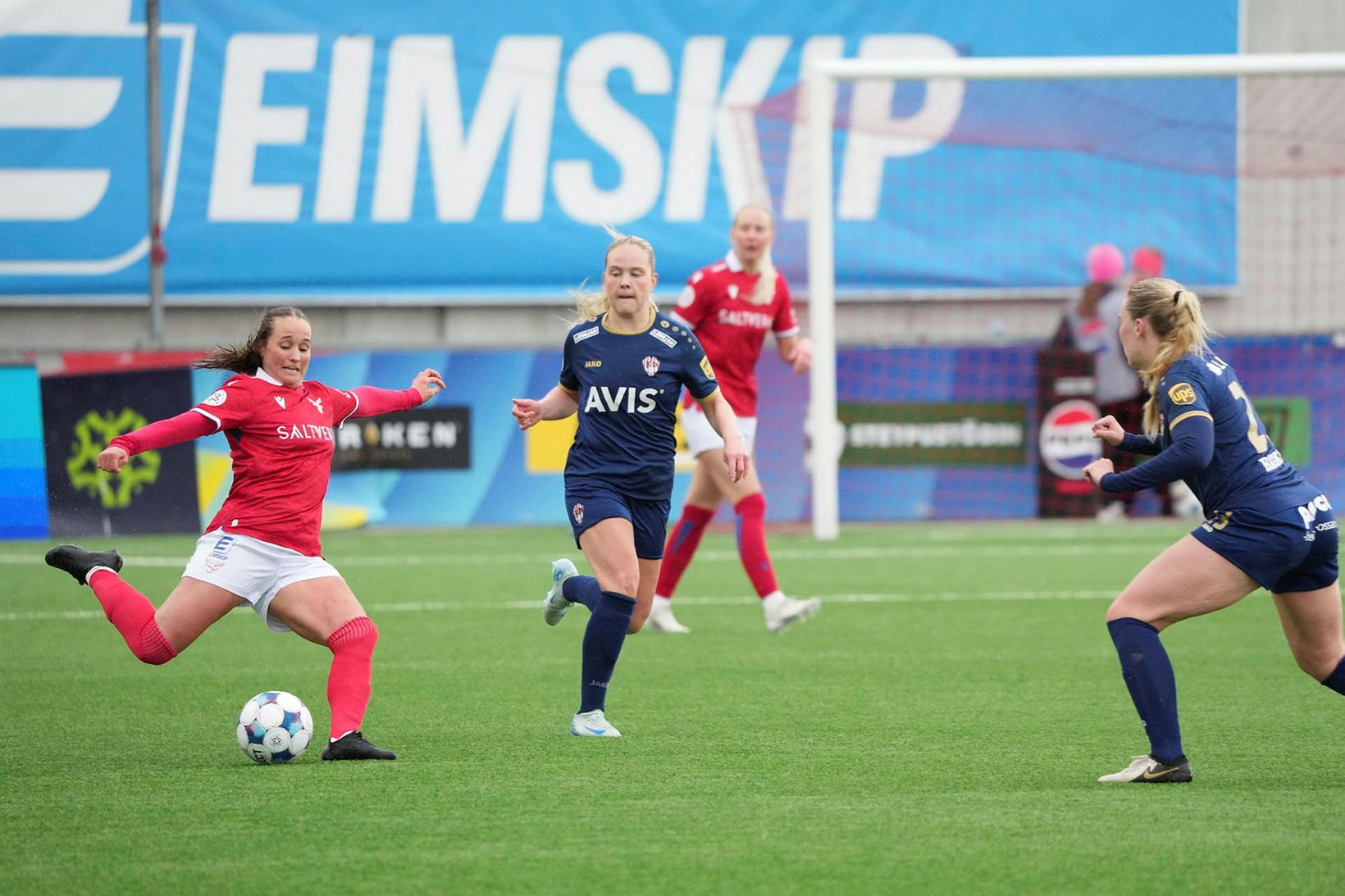 Fanndís Friðriksdóttir með boltann í leiknum í kvöld.