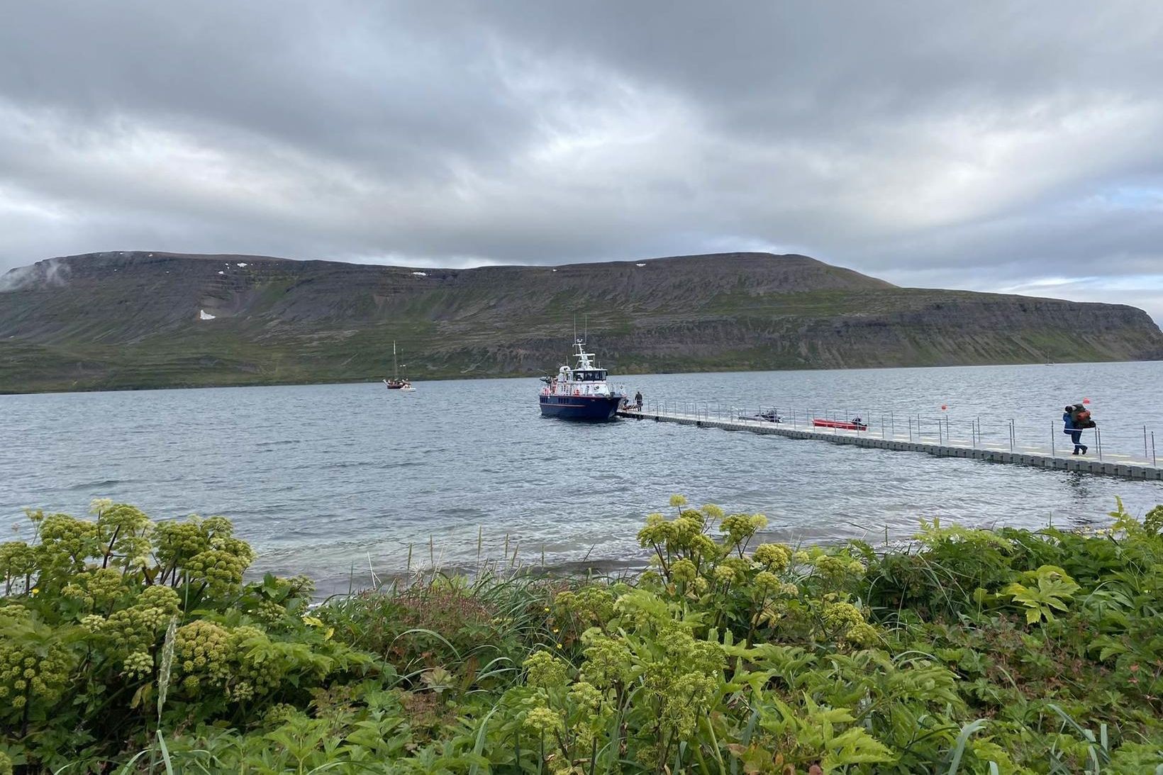 Samgöngubryggja við Hestseyri, sem er í nágrenni þjónustuhússins í Hornstrandafriðlandinu. …