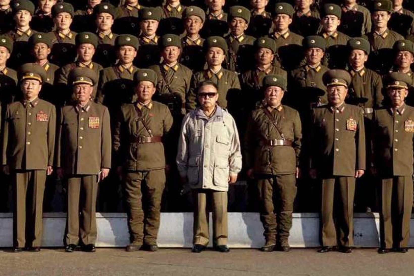Á myndinni sést Kim Jong-il með n-kóreskum hermönnum. Nánari athugun …