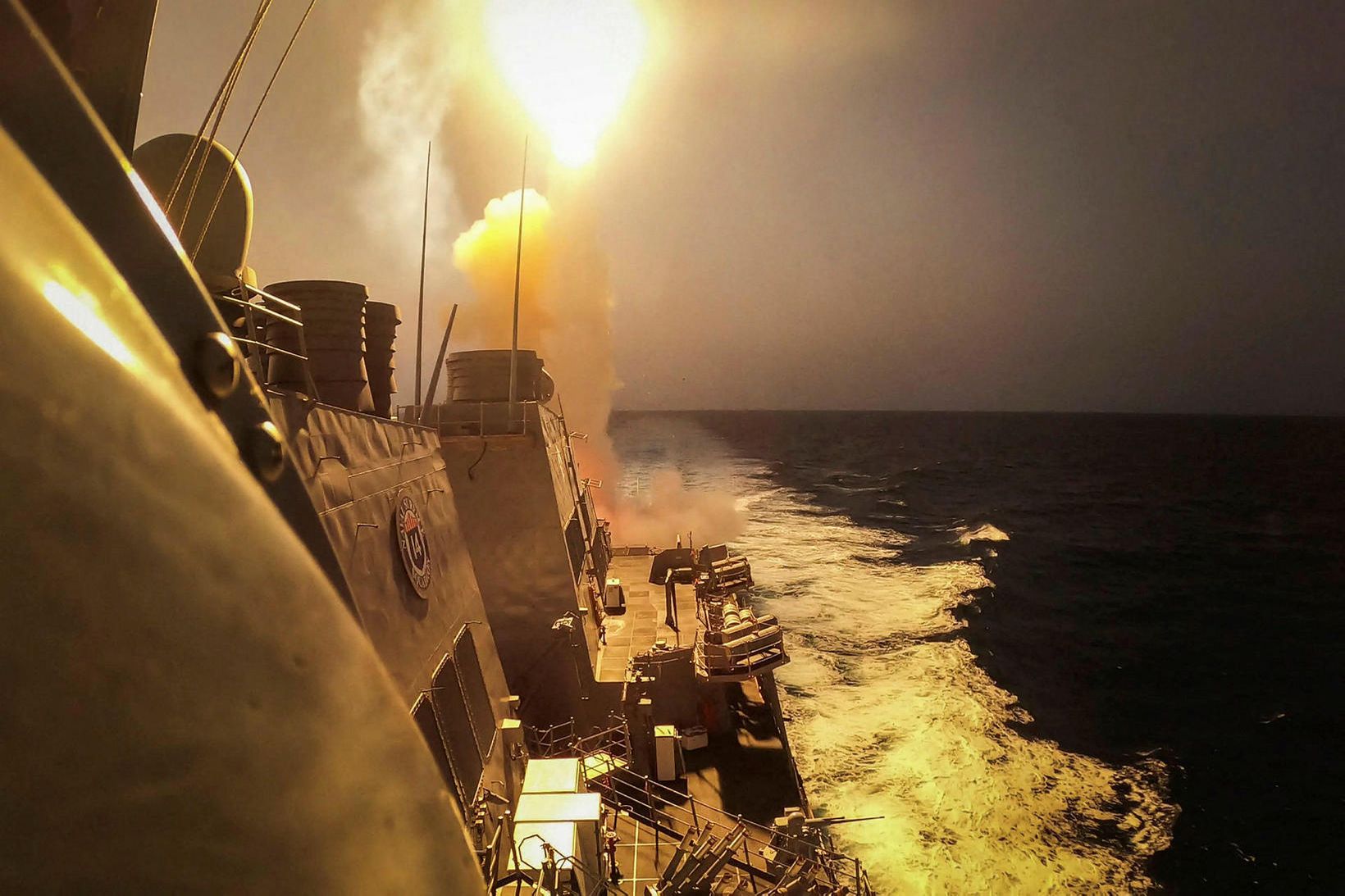 Tundurspillirinn USS Carney beitir varnarvopnum gegn eldflaugum og drónum Húta. …