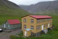 Dalabyggð Viðgerðum á ytra byrði skólahússins er lokið og guli liturinn fer því vel. Ný hús í gömlum stíl eru nærri.