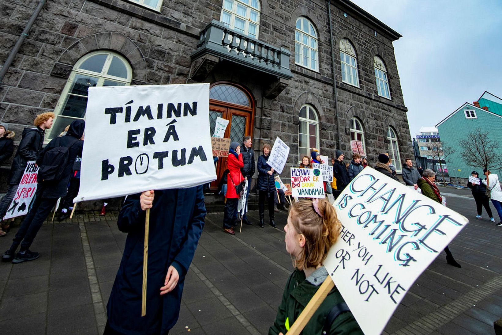 Mótmælt við þinghúsið vegna loftlagsmála.