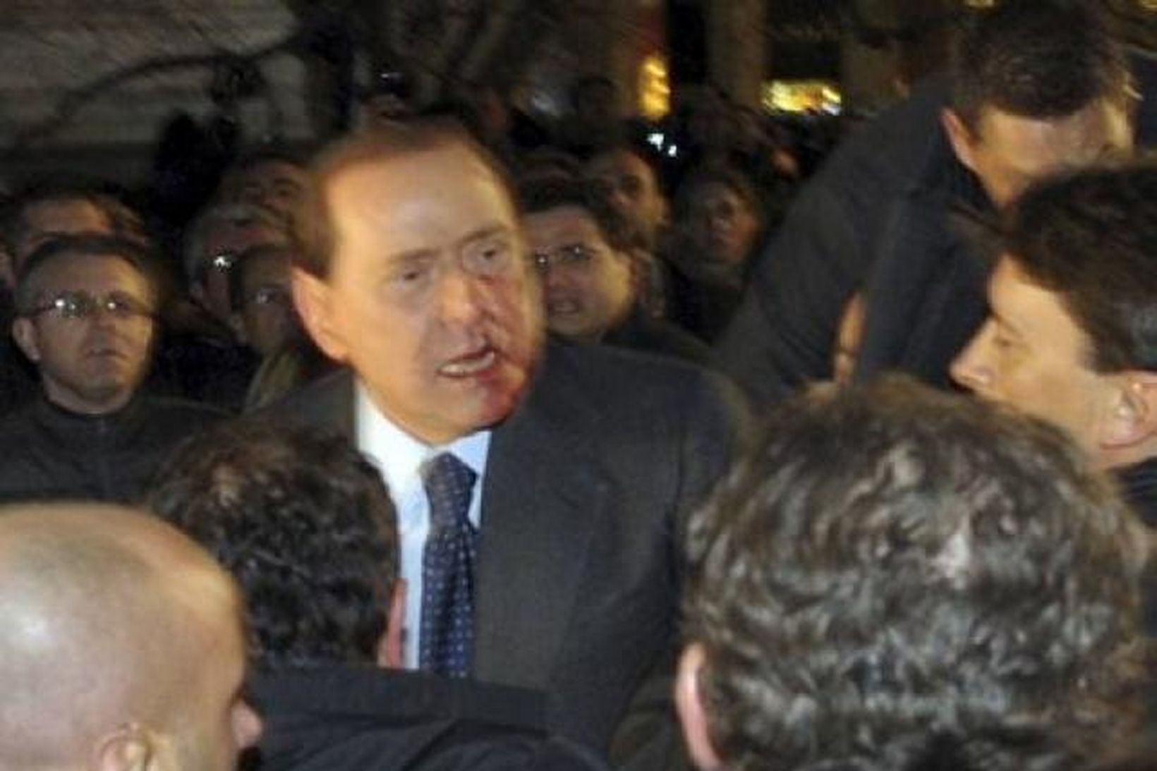 Berlusconi blóðugur í framan eftir árásina.