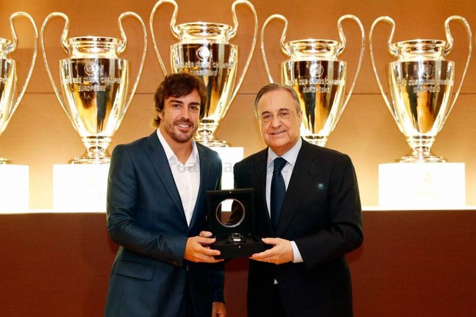 Fernando Alonso ásamt æðsta manni Real Madrid við athöfnina er hann var útnefndur heiðursfélagi liðsins.