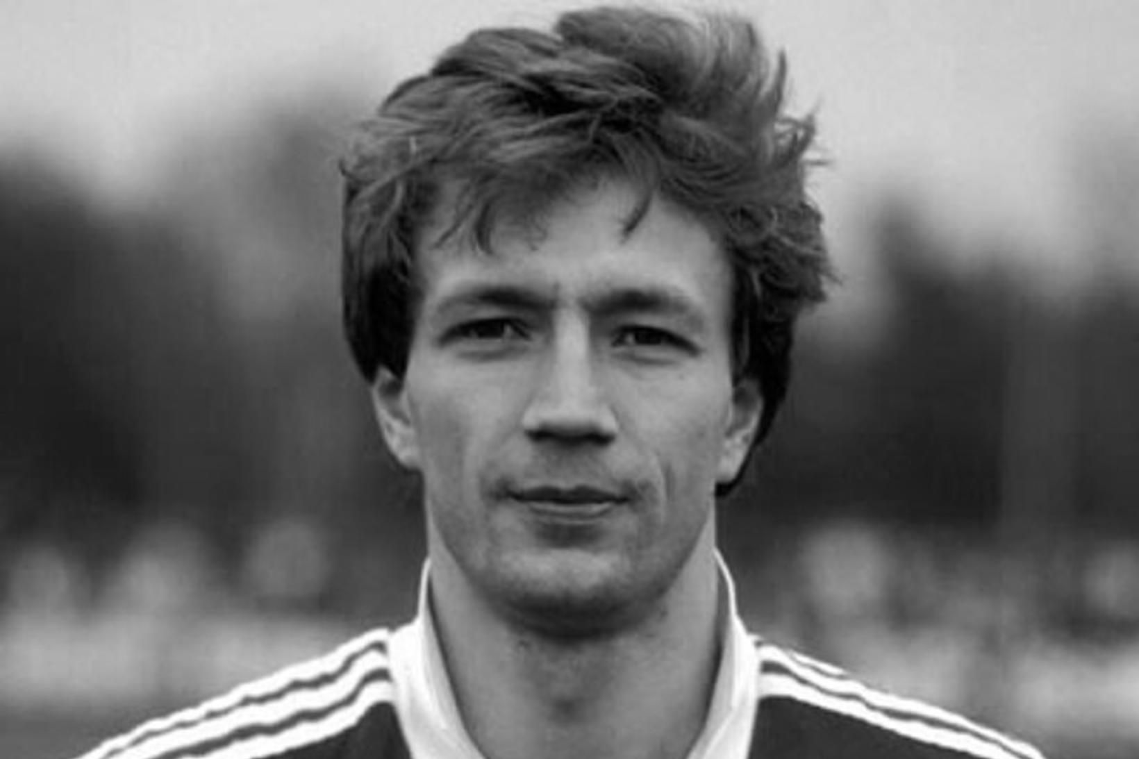 Hjólaði á hreindýr og lést