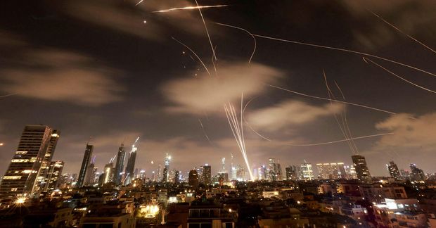 Loftvarnakerfi Ísraels sést hér skjóta niður írönsk flugskeyti yfir borginni Tel Aviv í nótt.