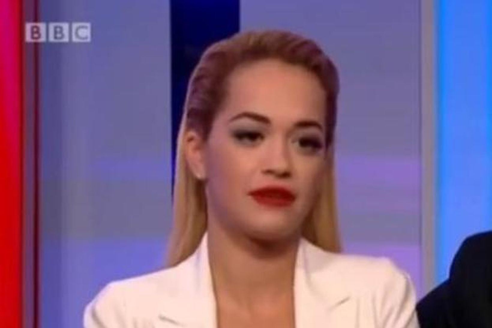 Rita Ora mætti í afar flegnum jakka í spjallþáttinn The …