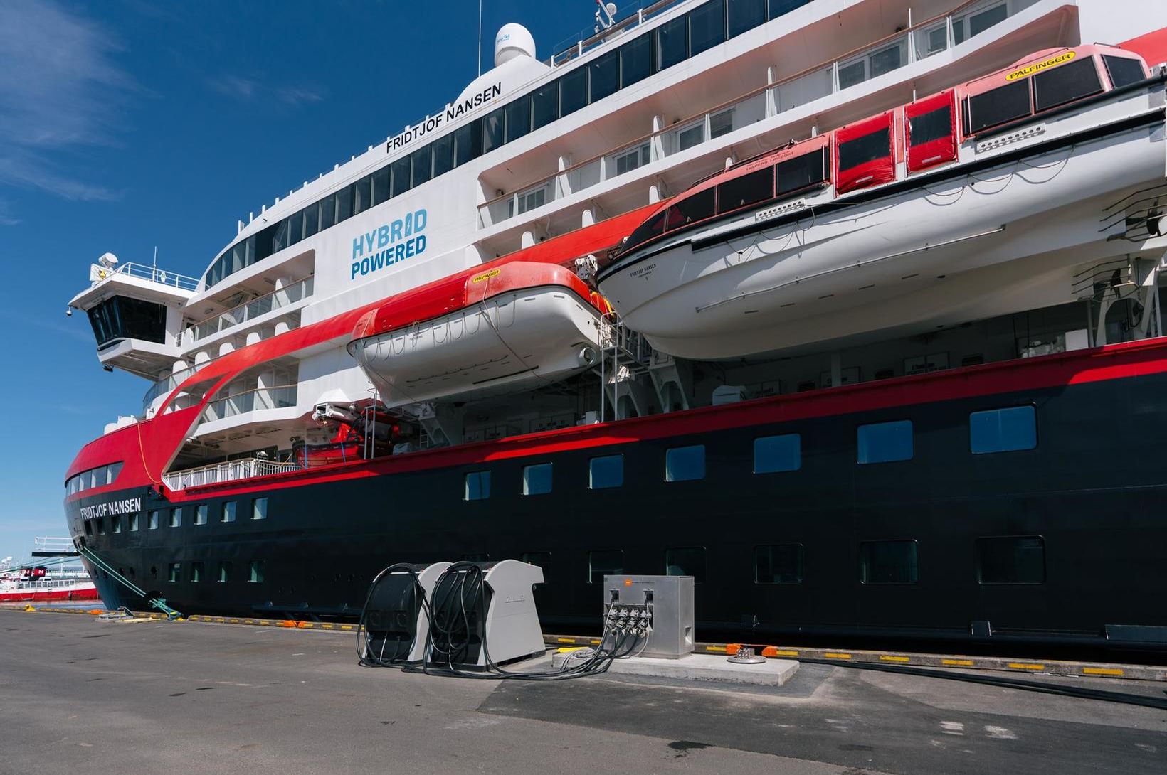 Stungu skemmtiferðaskipi í samband á Miðbakka