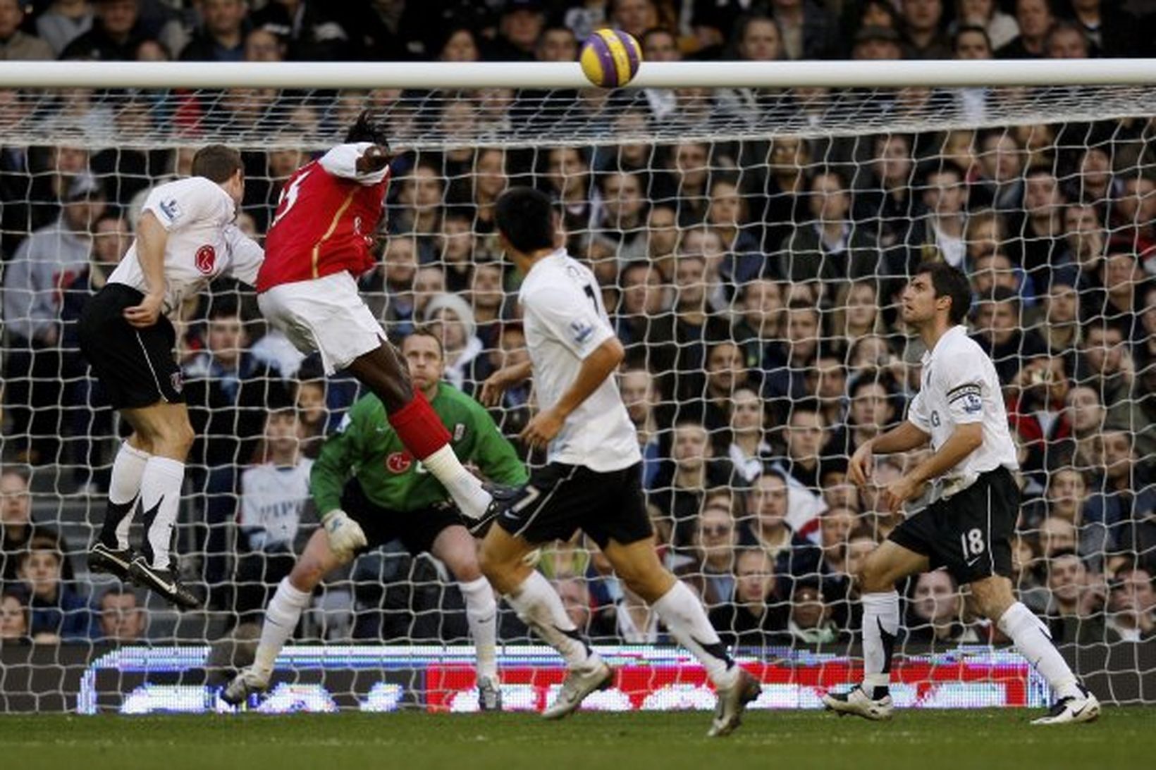 Emmanuel Adebayor skorar fyrir Arsenal gegn Fulham á Craven Cottage.