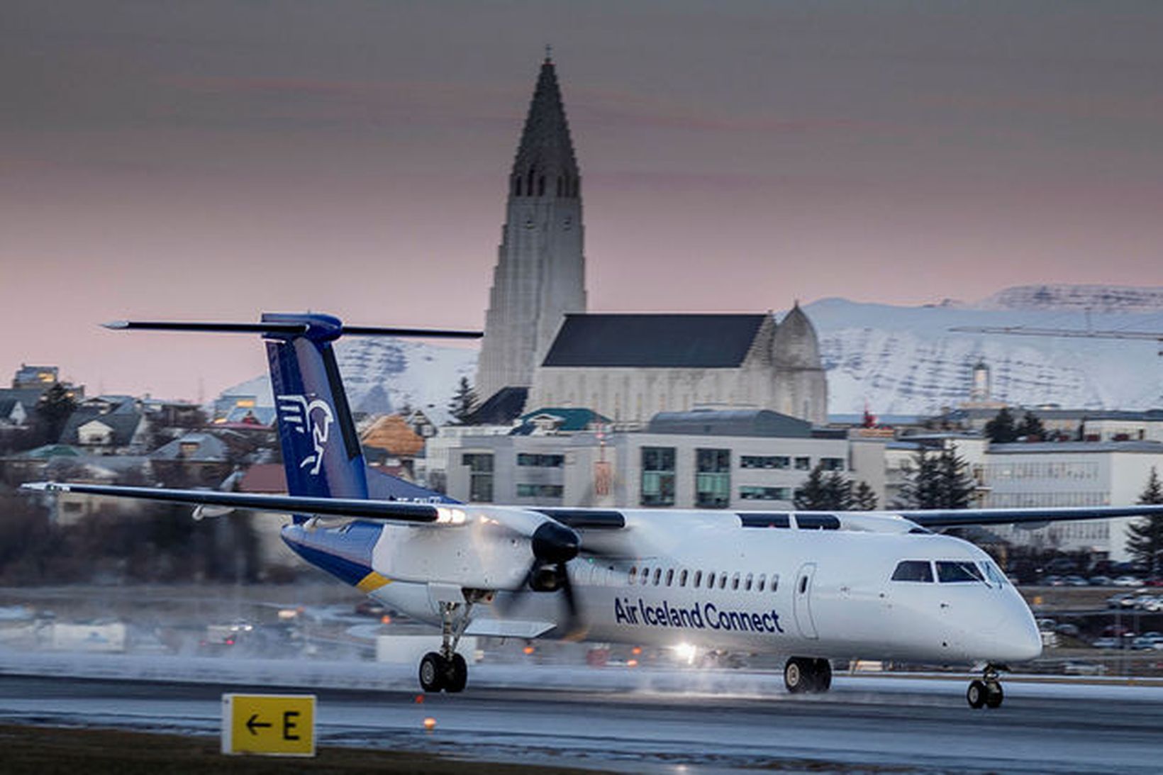 Vél Air Iceland Connect lendir í Reykjavík. Mynd úr safni.