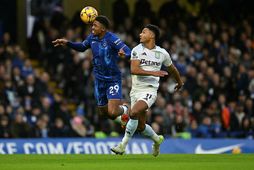 Wesley Fofana skallar boltann í baráttu við Ollie Watkins í leik Chelsea og Aston Villa …