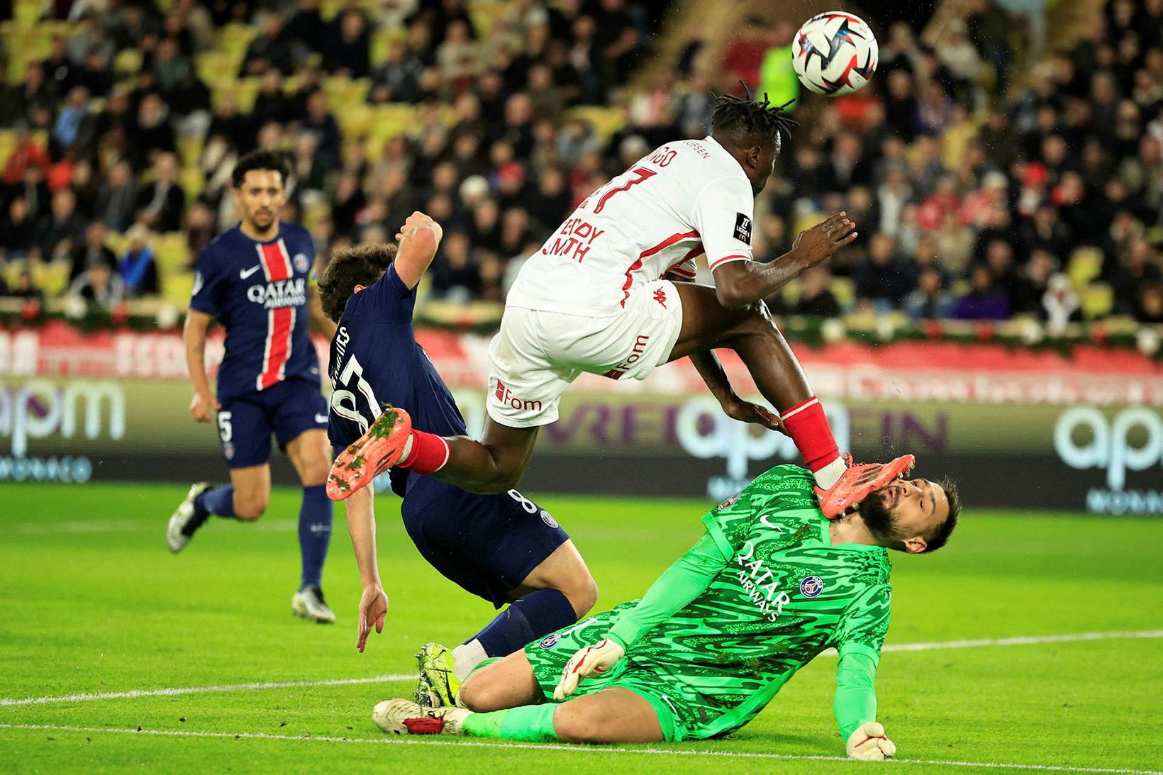 Wilfried Singo lendir á Gianluigi Donnarumma í leiknum í gærkvöld.